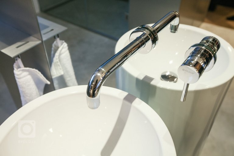 Investor nechtěl kytky ani kuchyni, chtěl loft. Přitom si koupil pouze 4+kk. Proto se obrátil na&nbsp;SMLXL architekti&nbsp;a dal jim volnou ruku.

&bdquo…