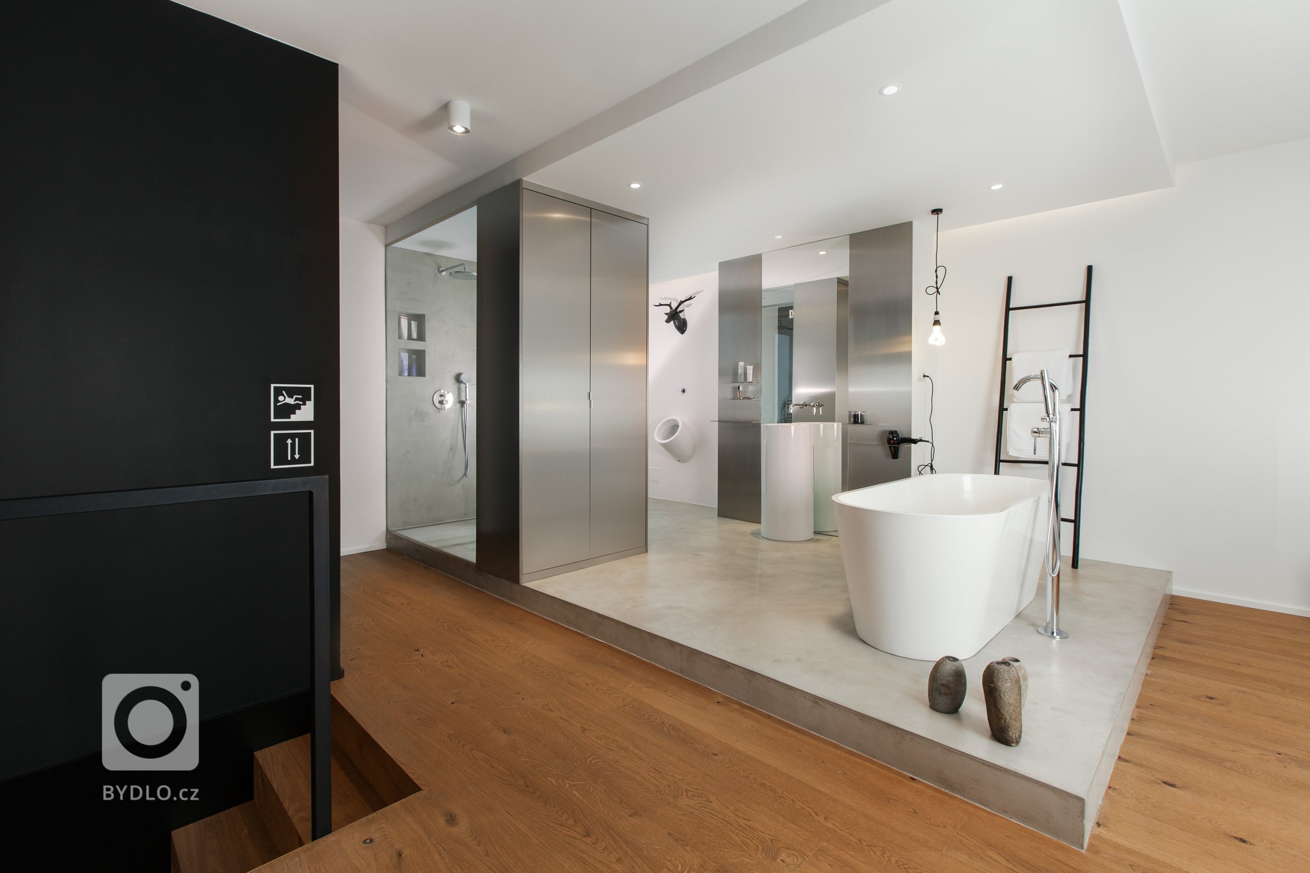 Investor nechtěl kytky ani kuchyni, chtěl loft. Přitom si koupil pouze 4+kk. Proto se obrátil na&nbsp;SMLXL architekti&nbsp;a dal jim volnou ruku.

&bdquo…