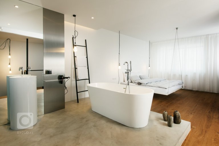 Investor nechtěl kytky ani kuchyni, chtěl loft. Přitom si koupil pouze 4+kk. Proto se obrátil na&nbsp;SMLXL architekti&nbsp;a dal jim volnou ruku.

&bdquo…