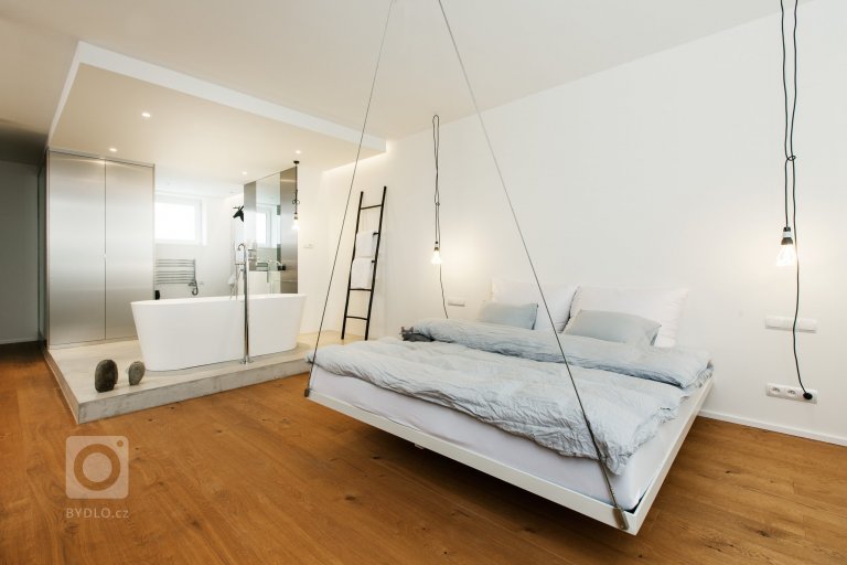 Investor nechtěl kytky ani kuchyni, chtěl loft. Přitom si koupil pouze 4+kk. Proto se obrátil na&nbsp;SMLXL architekti&nbsp;a dal jim volnou ruku.

&bdquo…