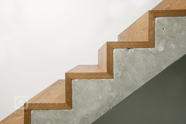 Investor nechtěl kytky ani kuchyni, chtěl loft. Přitom si koupil pouze 4+kk. Proto se obrátil na&nbsp;SMLXL architekti&nbsp;a dal jim volnou ruku.

&bdquo…