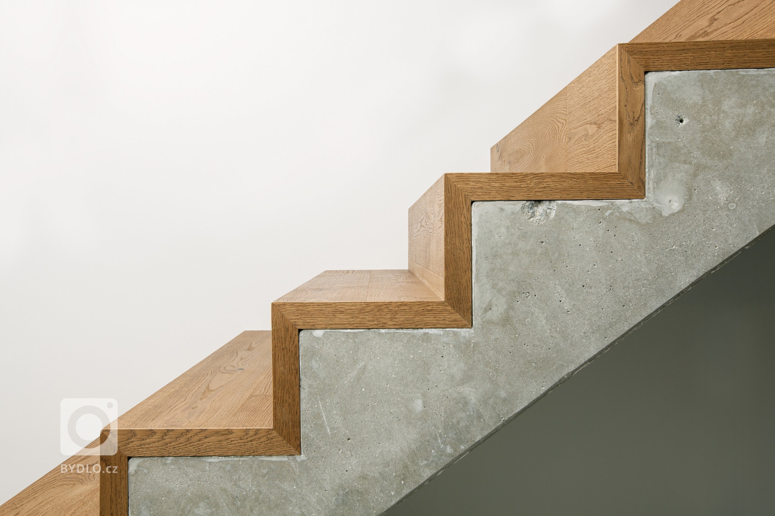 Investor nechtěl kytky ani kuchyni, chtěl loft. Přitom si koupil pouze 4+kk. Proto se obrátil na&nbsp;SMLXL architekti&nbsp;a dal jim volnou ruku.

&bdquo…