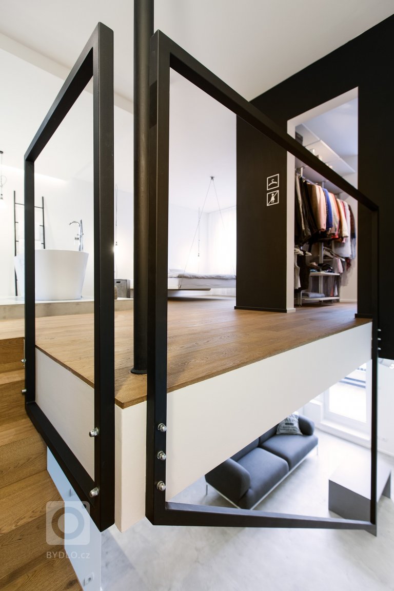 Investor nechtěl kytky ani kuchyni, chtěl loft. Přitom si koupil pouze 4+kk. Proto se obrátil na&nbsp;SMLXL architekti&nbsp;a dal jim volnou ruku.

&bdquo…