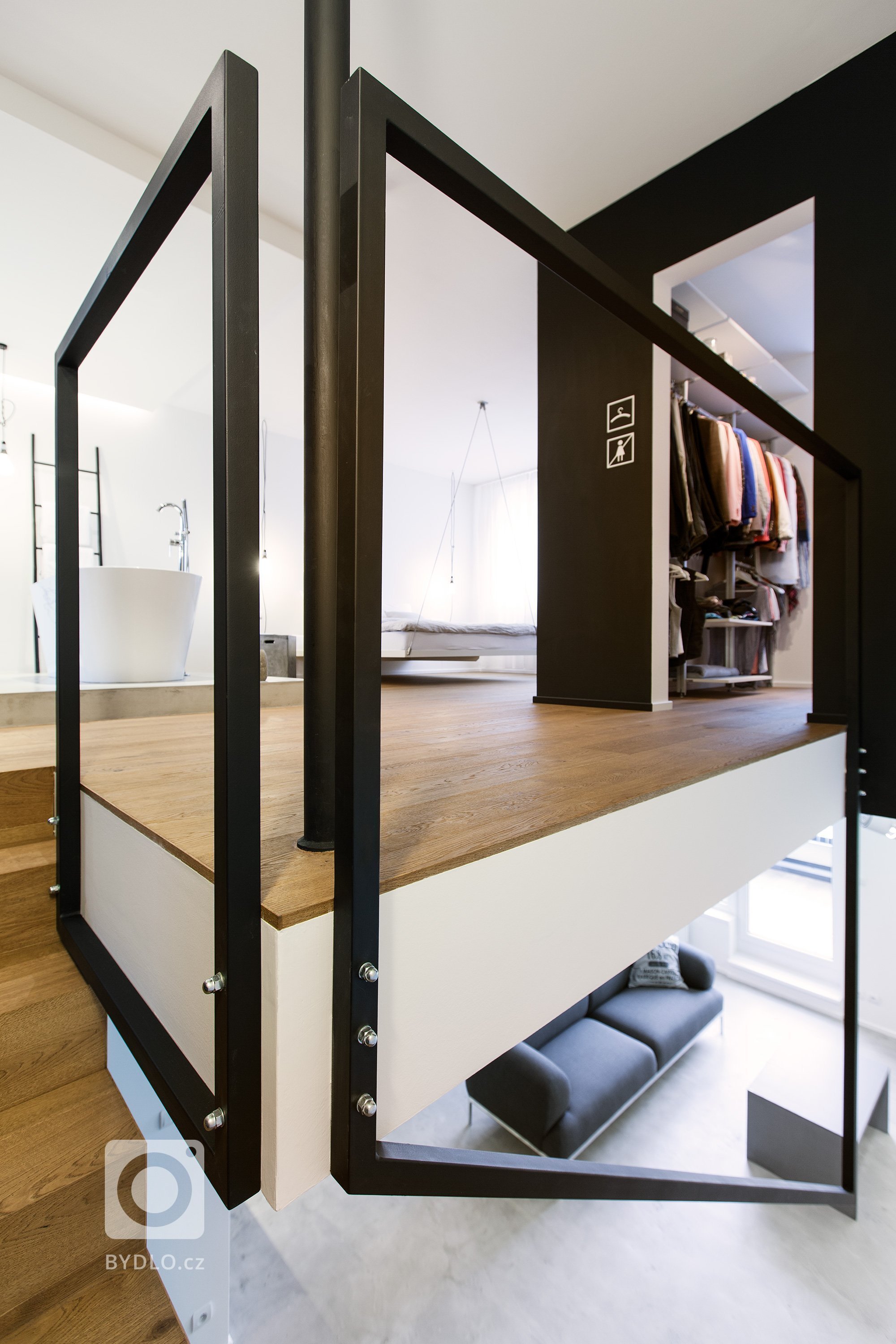 Investor nechtěl kytky ani kuchyni, chtěl loft. Přitom si koupil pouze 4+kk. Proto se obrátil na&nbsp;SMLXL architekti&nbsp;a dal jim volnou ruku.

&bdquo…