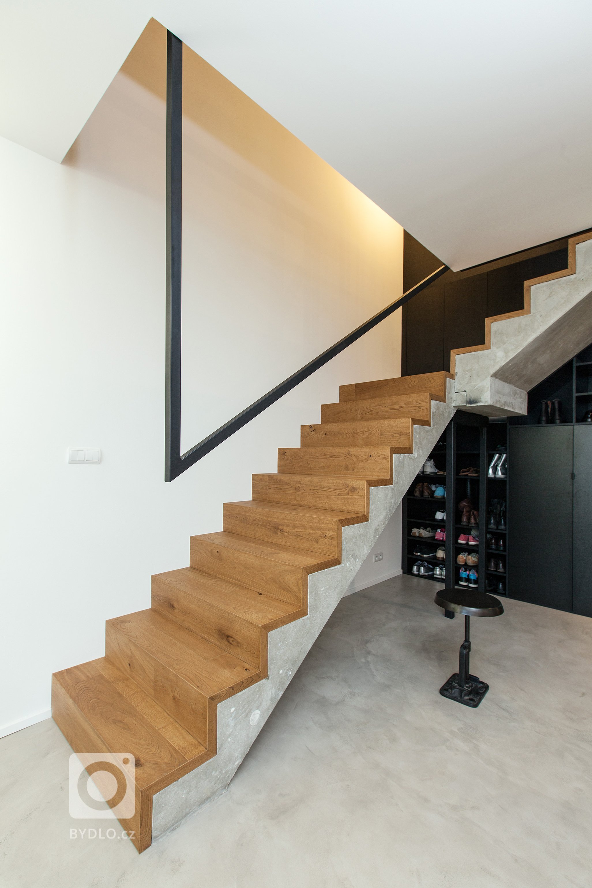 Investor nechtěl kytky ani kuchyni, chtěl loft. Přitom si koupil pouze 4+kk. Proto se obrátil na&nbsp;SMLXL architekti&nbsp;a dal jim volnou ruku.

&bdquo…