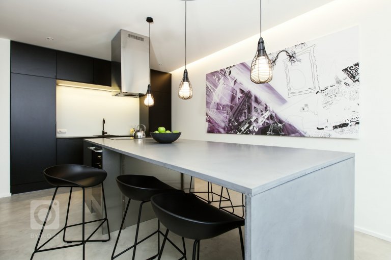 Investor nechtěl kytky ani kuchyni, chtěl loft. Přitom si koupil pouze 4+kk. Proto se obrátil na&nbsp;SMLXL architekti&nbsp;a dal jim volnou ruku.

&bdquo…