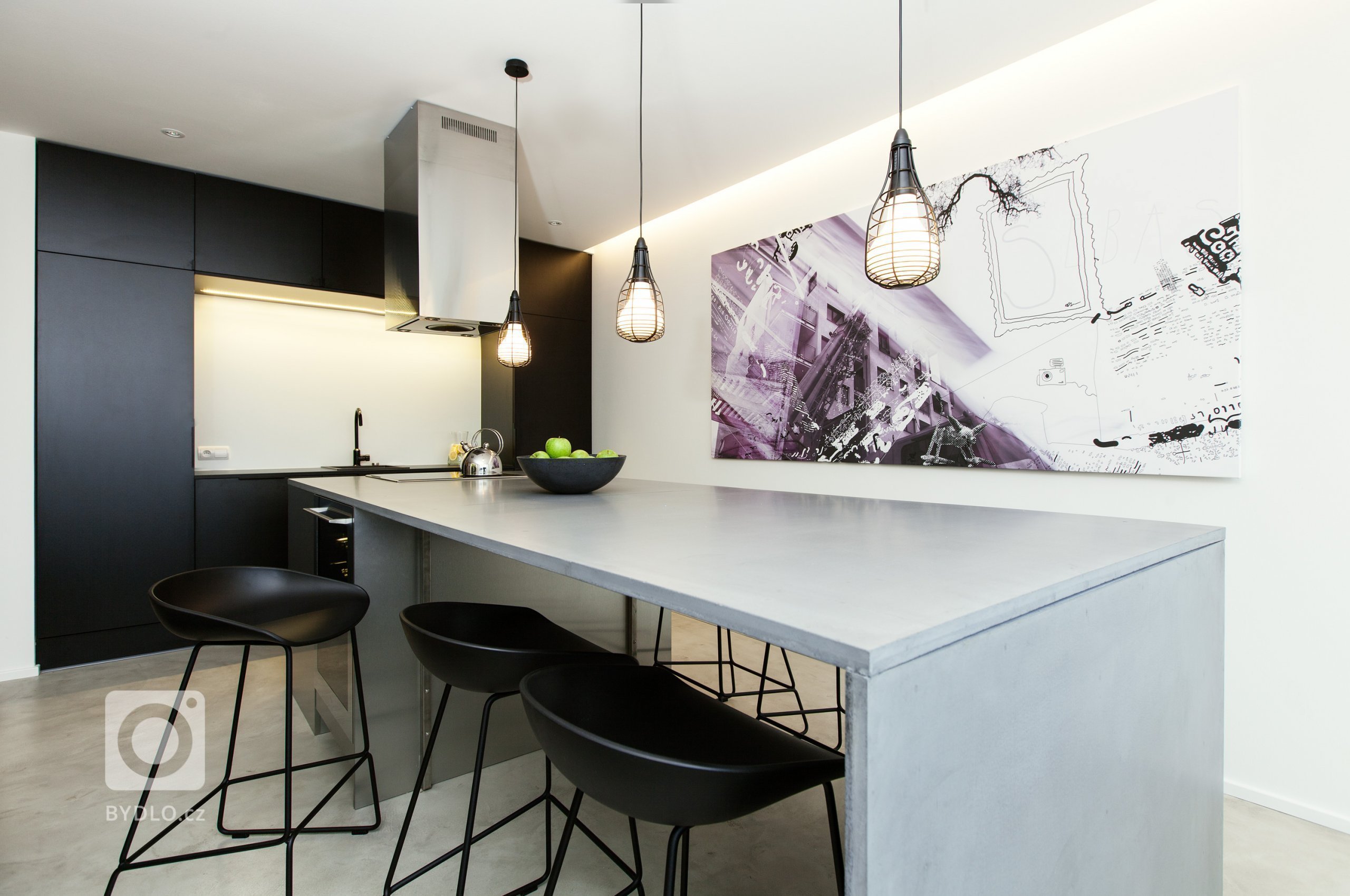 Investor nechtěl kytky ani kuchyni, chtěl loft. Přitom si koupil pouze 4+kk. Proto se obrátil na&nbsp;SMLXL architekti&nbsp;a dal jim volnou ruku.

&bdquo…