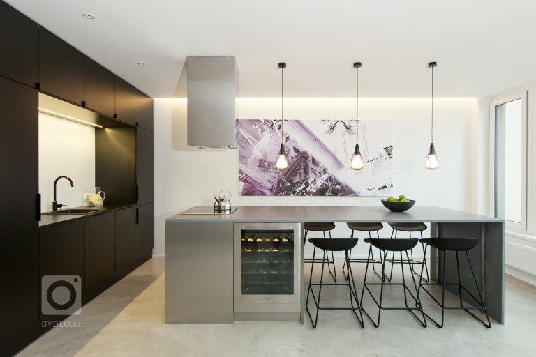 Investor nechtěl kytky ani kuchyni, chtěl loft. Přitom si koupil pouze 4+kk. Proto se obrátil na&nbsp;SMLXL architekti&nbsp;a dal jim volnou ruku.

&bdquo…