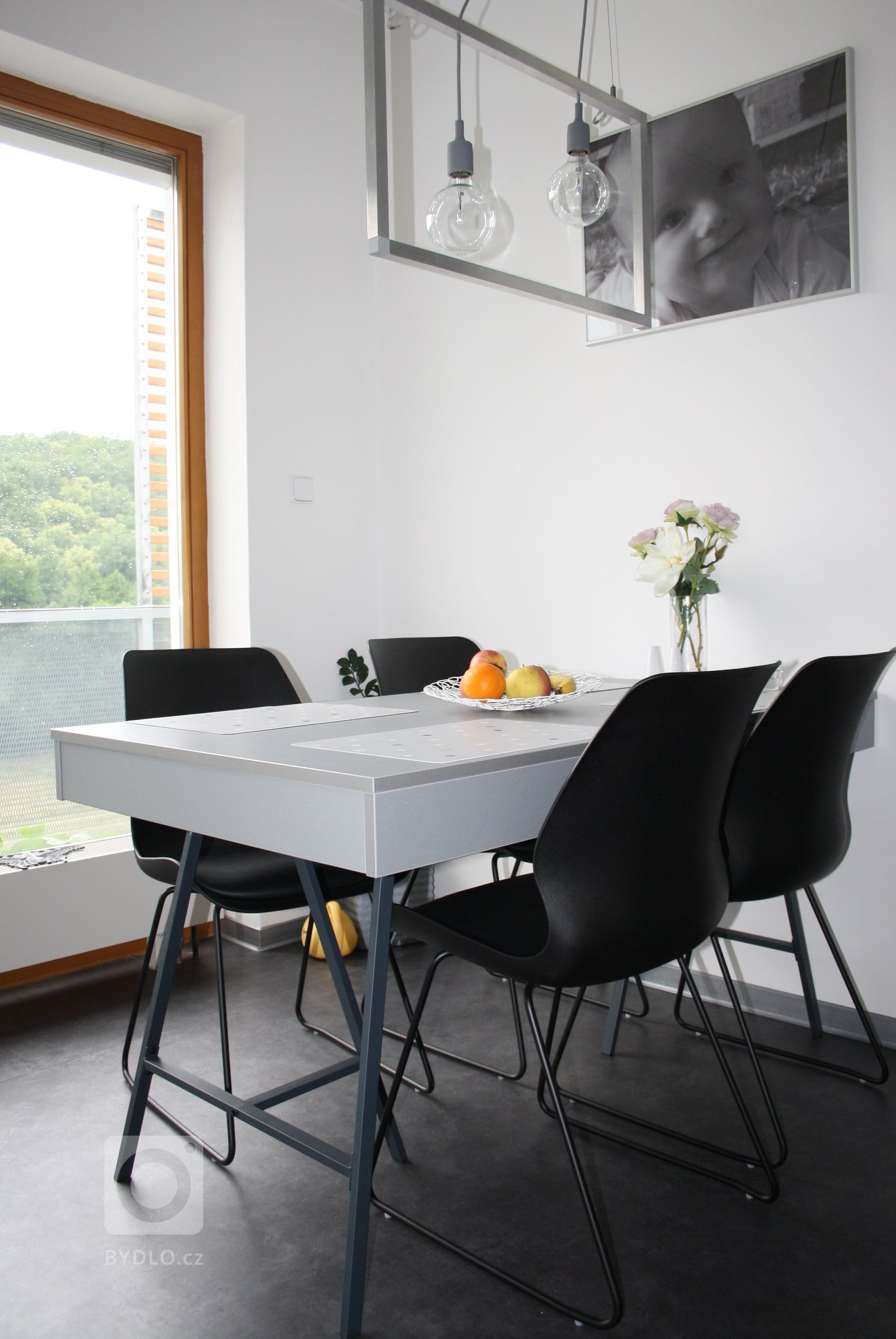 Návrh a realizace nadčasového interiéru v šedých tónech. Rozpočet na tento projekt byl poměrně napjatý (i přesto se ho podařilo dodržet) a zahrnoval kompletní…