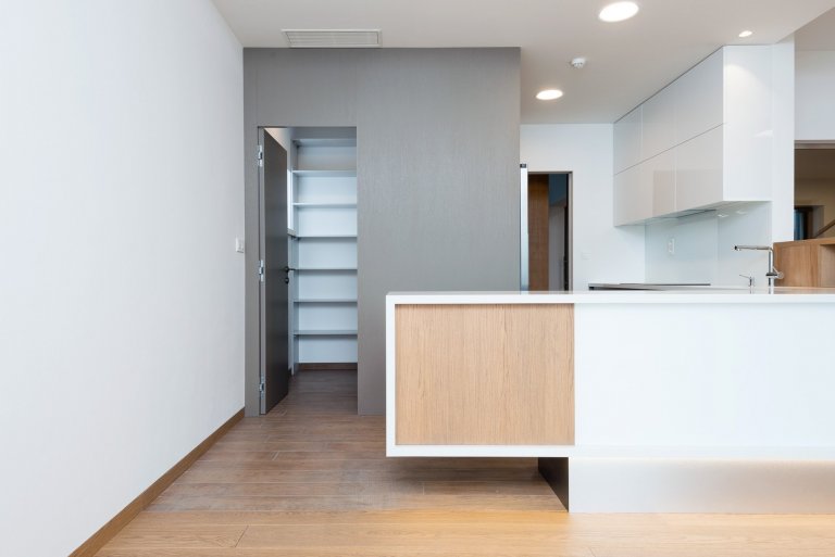 Elegantný a moderný interiér rodinného domu realizovaný pomocou prírodných materiálov v kombinácii s umelým kameňom a lamino povrchom.
