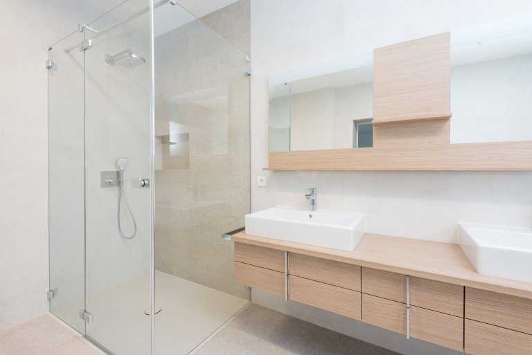 Elegantný a moderný interiér rodinného domu realizovaný pomocou prírodných materiálov v kombinácii s umelým kameňom a lamino povrchom.
