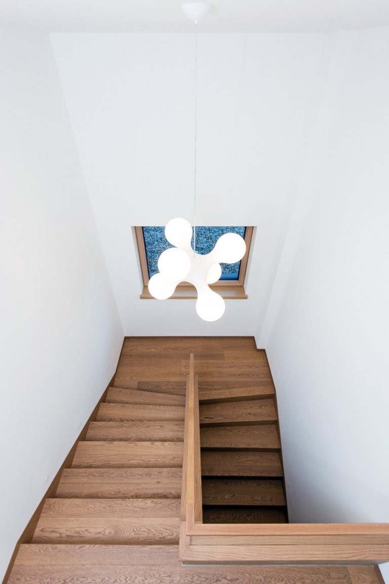 Elegantný a moderný interiér rodinného domu realizovaný pomocou prírodných materiálov v kombinácii s umelým kameňom a lamino povrchom.
