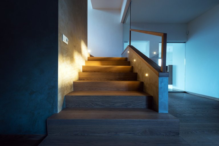 Elegantný a moderný interiér rodinného domu realizovaný pomocou prírodných materiálov v kombinácii s umelým kameňom a lamino povrchom.
