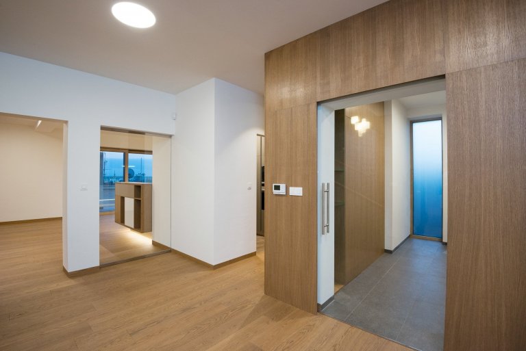 Elegantný a moderný interiér rodinného domu realizovaný pomocou prírodných materiálov v kombinácii s umelým kameňom a lamino povrchom.

