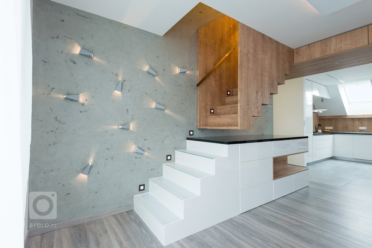 Exkluzívny a&nbsp;štýlový interiér bytu v nadstavbe bytového domu na Kadnárovej ulici v Bratislave. Povrch nábytku vo vysokom lesku, pohľadový betón a&nbsp…