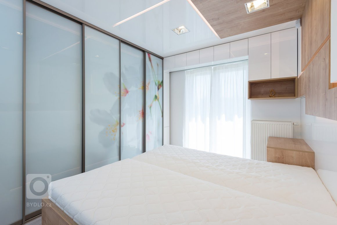 Exkluzívny a&nbsp;štýlový interiér bytu v nadstavbe bytového domu na Kadnárovej ulici v Bratislave. Povrch nábytku vo vysokom lesku, pohľadový betón a&nbsp…