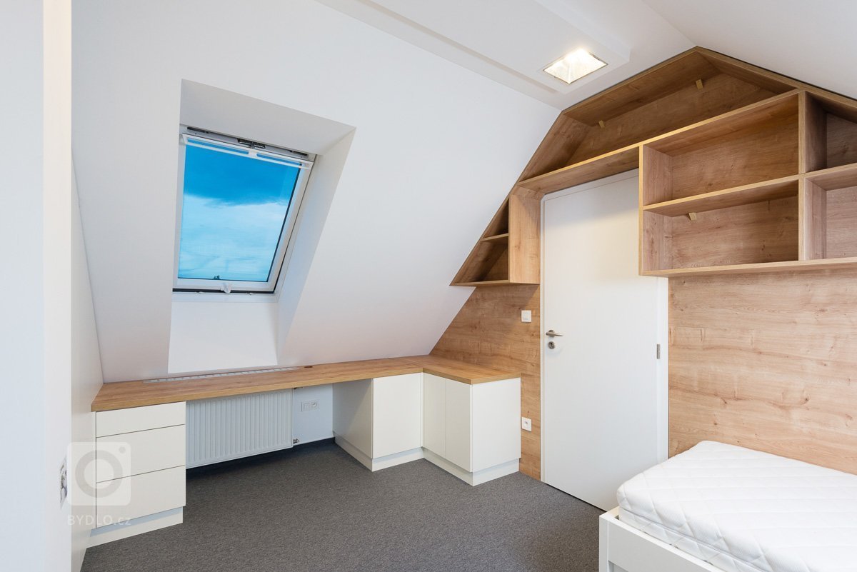 Exkluzívny a&nbsp;štýlový interiér bytu v nadstavbe bytového domu na Kadnárovej ulici v Bratislave. Povrch nábytku vo vysokom lesku, pohľadový betón a&nbsp…