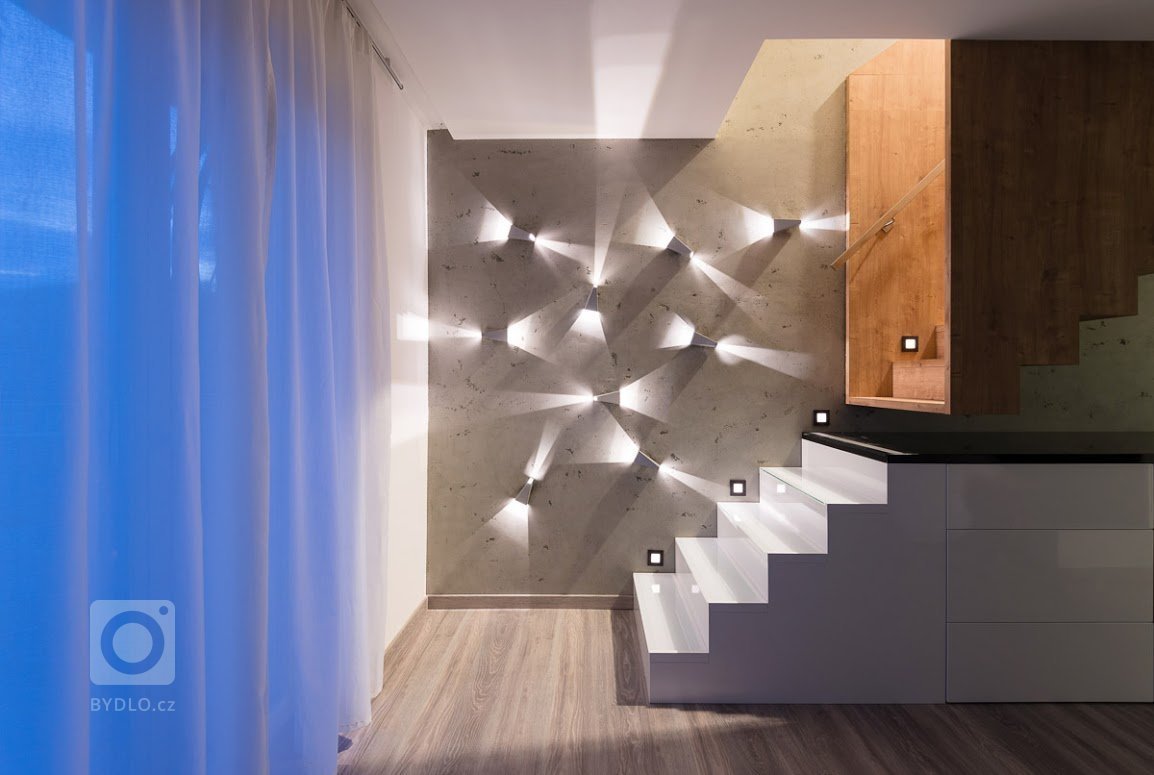 Exkluzívny a&nbsp;štýlový interiér bytu v nadstavbe bytového domu na Kadnárovej ulici v Bratislave. Povrch nábytku vo vysokom lesku, pohľadový betón a&nbsp…