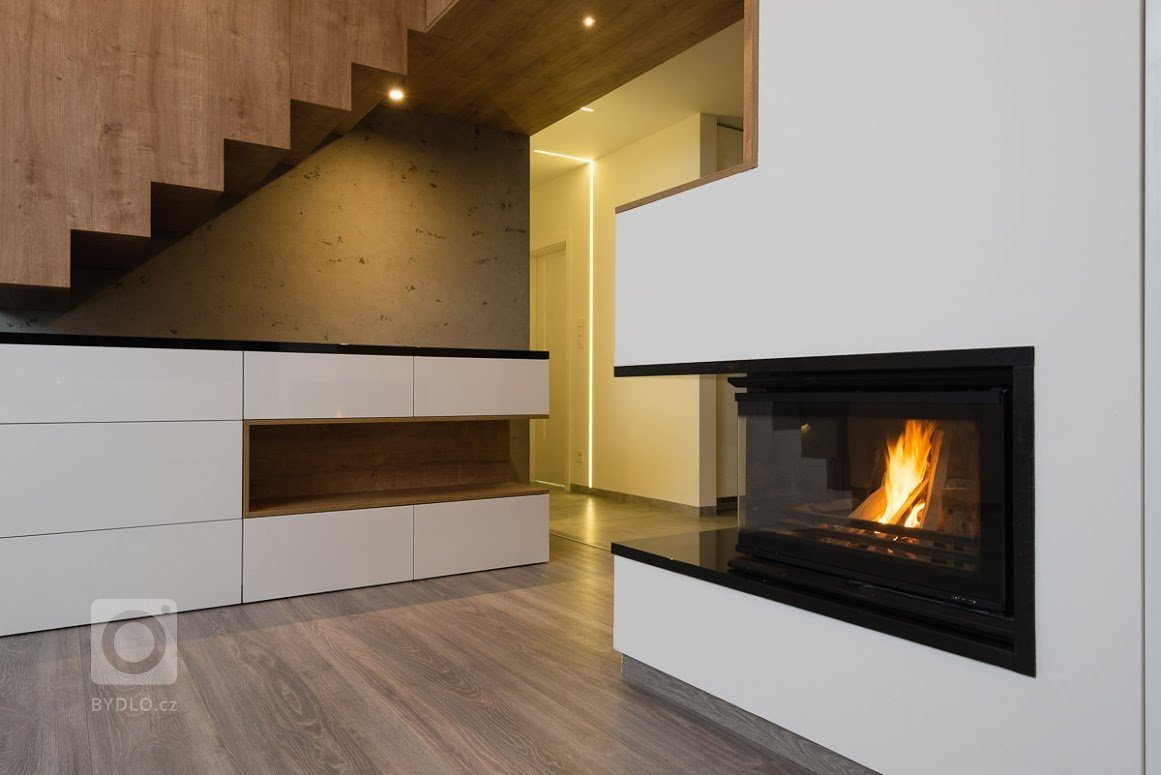 Exkluzívny a&nbsp;štýlový interiér bytu v nadstavbe bytového domu na Kadnárovej ulici v Bratislave. Povrch nábytku vo vysokom lesku, pohľadový betón a&nbsp…