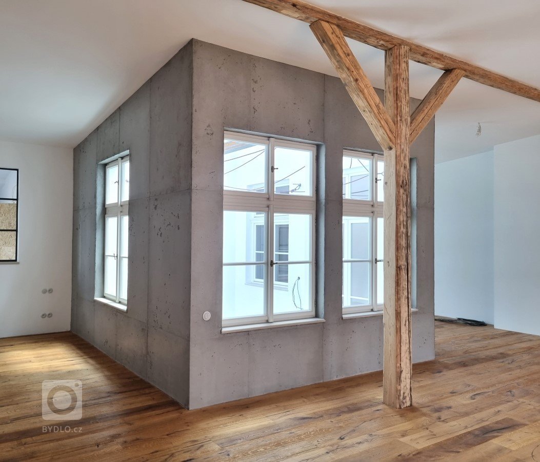 Pojďte s námi nahlédnout do bytového domu v Chomutově, kde jsme vytvořili ohromující imitaci litého betonu s označením CEM7.
&nbsp;

Co je imitace litého…