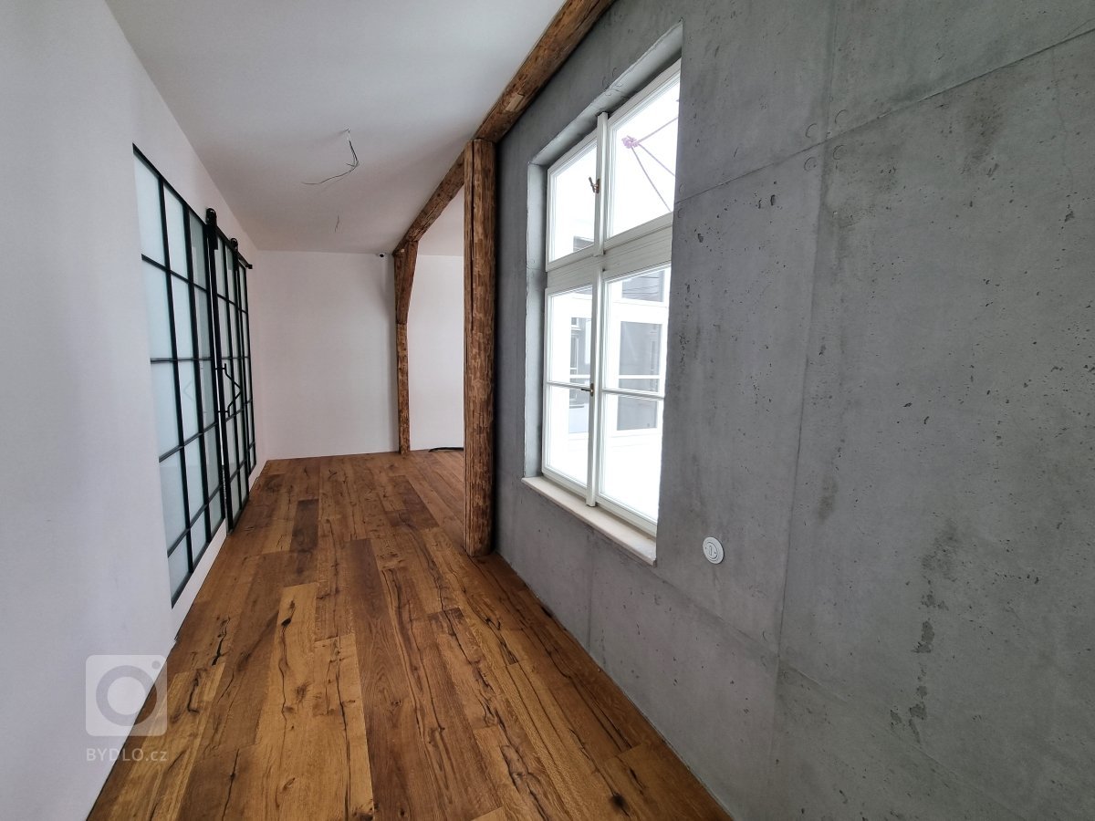 Pojďte s námi nahlédnout do bytového domu v Chomutově, kde jsme vytvořili ohromující imitaci litého betonu s označením CEM7.
&nbsp;

Co je imitace litého…