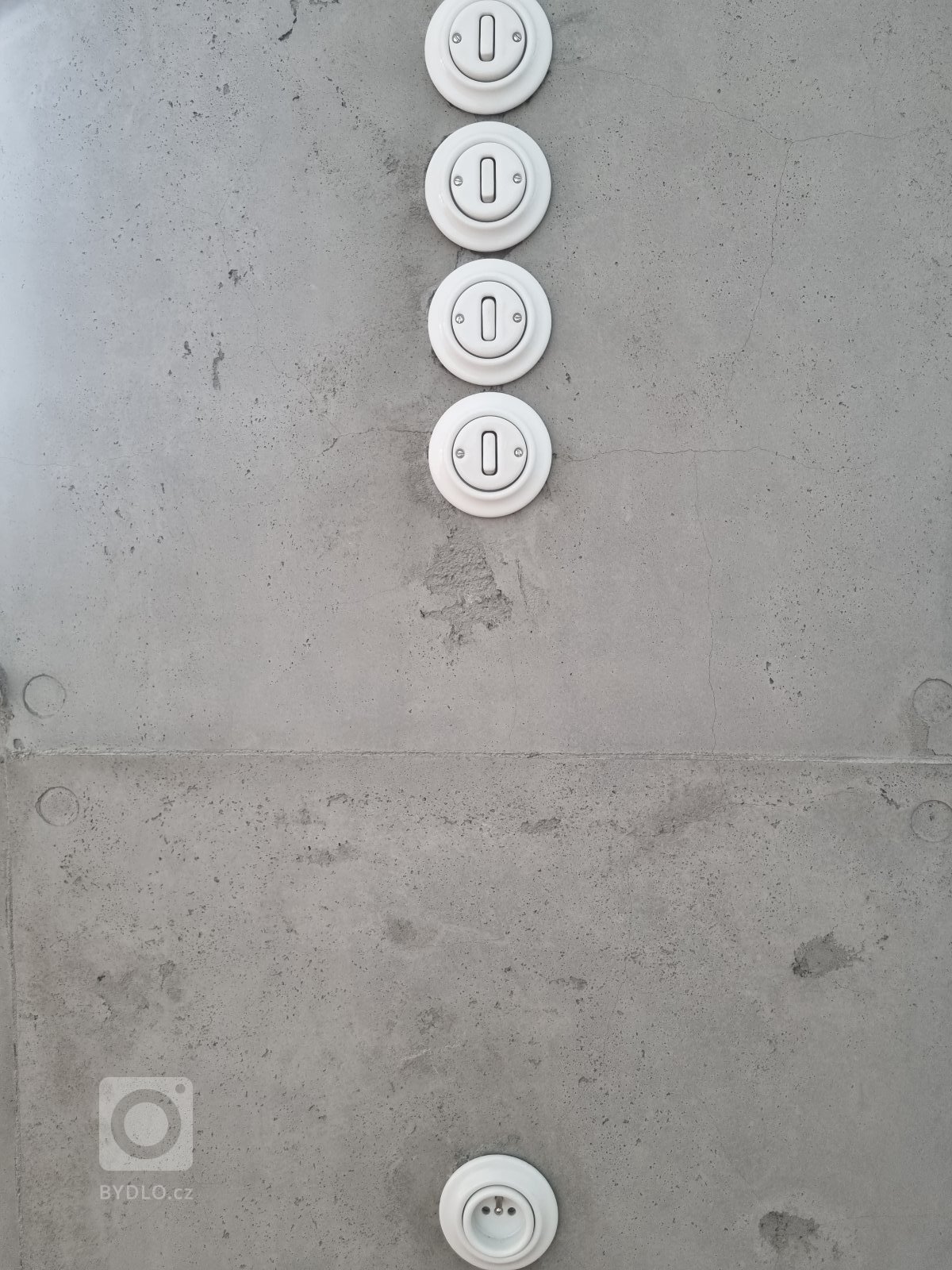 Pojďte s námi nahlédnout do bytového domu v Chomutově, kde jsme vytvořili ohromující imitaci litého betonu s označením CEM7.
&nbsp;

Co je imitace litého…