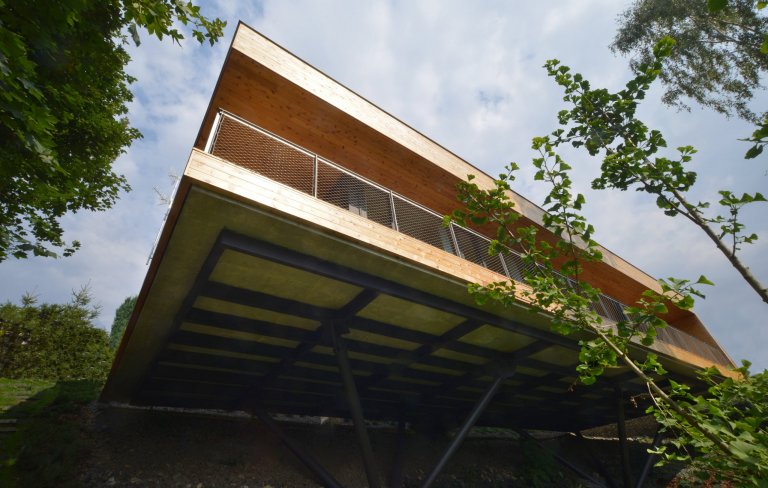 Krásný výhled, přitom nedaleko centra města v&nbsp;klidné residenční čtvrti; na první pohled ideální pozemek, a přesto prázdný. I přes nízkou cenu odrazoval…