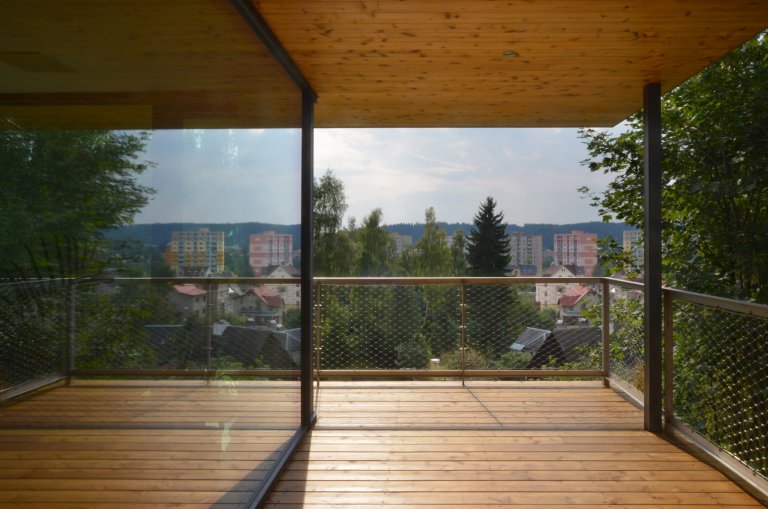 Krásný výhled, přitom nedaleko centra města v&nbsp;klidné residenční čtvrti; na první pohled ideální pozemek, a přesto prázdný. I přes nízkou cenu odrazoval…