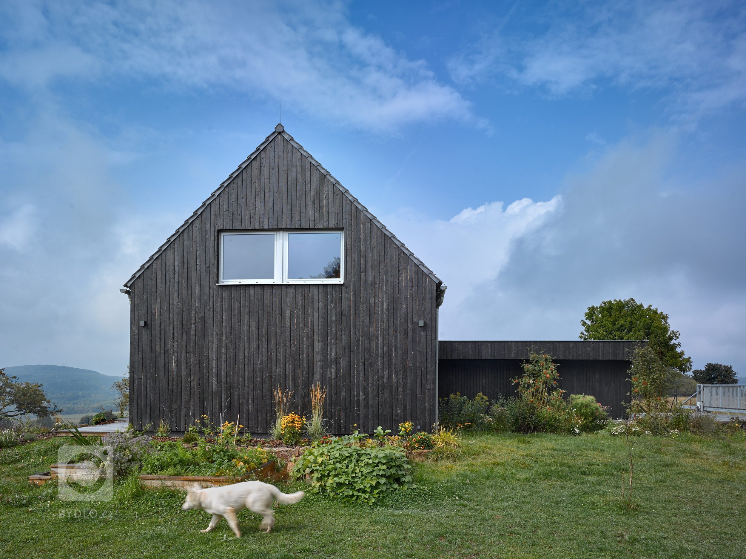 Pozemek na horských hřebenech, v krušnohorské osadě Mníšek, ležící asi kilometr od hranice s Německem, nabízí jedinečné panoráma. Klimatické podmínky však…