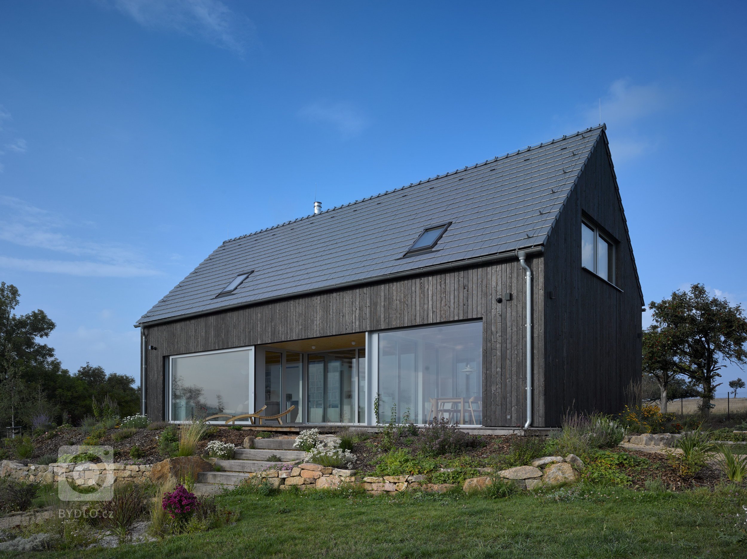 Pozemek na horských hřebenech, v krušnohorské osadě Mníšek, ležící asi kilometr od hranice s Německem, nabízí jedinečné panoráma. Klimatické podmínky však…