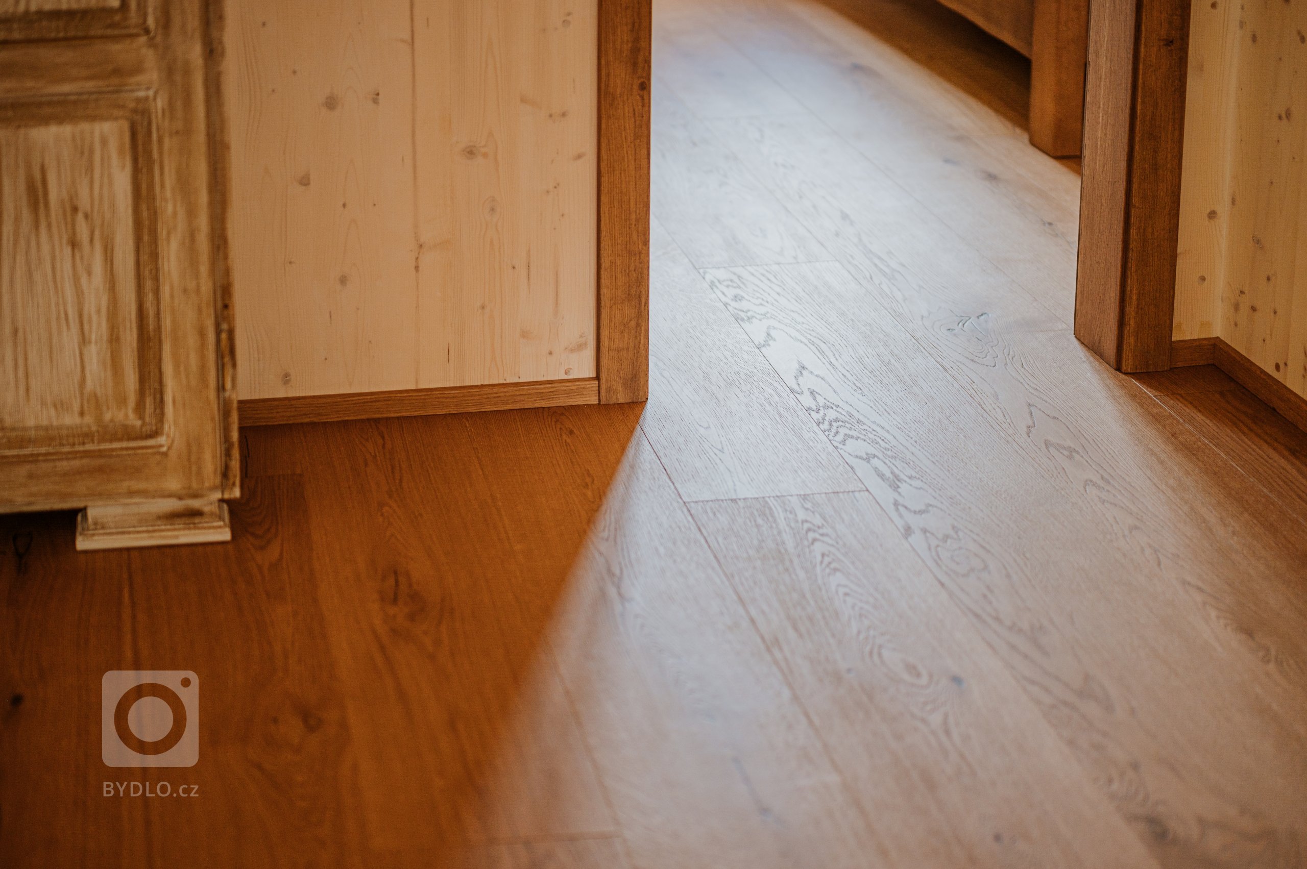 Ideální místo k odpočinku v samém srdci přírody. A chodit přitom &quot;bos&quot; jak venku, tak i uvnitř této nádherně zrekonstruované chalupy na Slovensku…