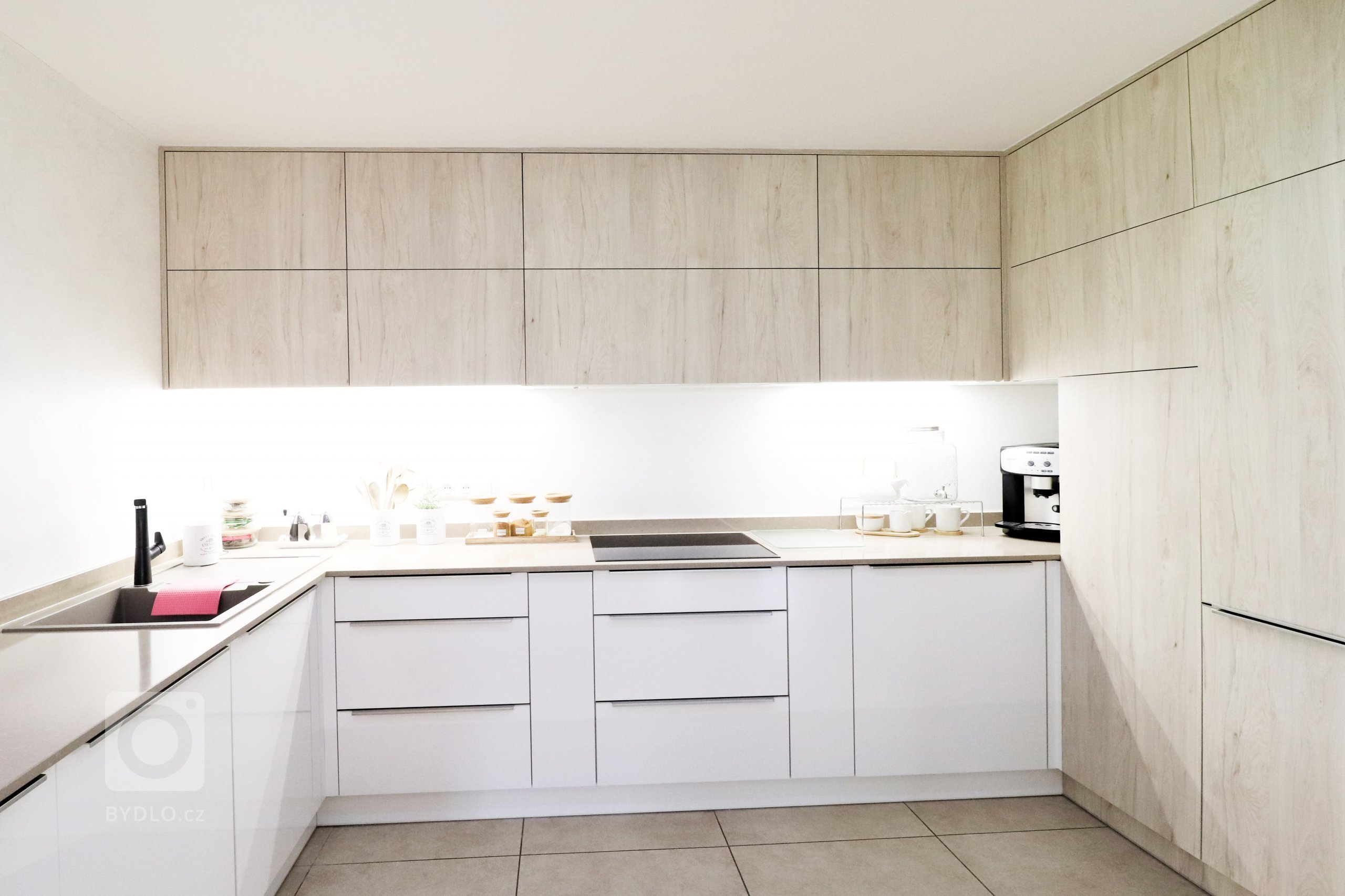 V&nbsp;rodinném domku v&nbsp;Havířově jsme se podíleli na kompletní rekonstrukci obývacího prostoru s&nbsp;kuchyňskou linkou.

Bílá akrylátová dvířka doplňuje…