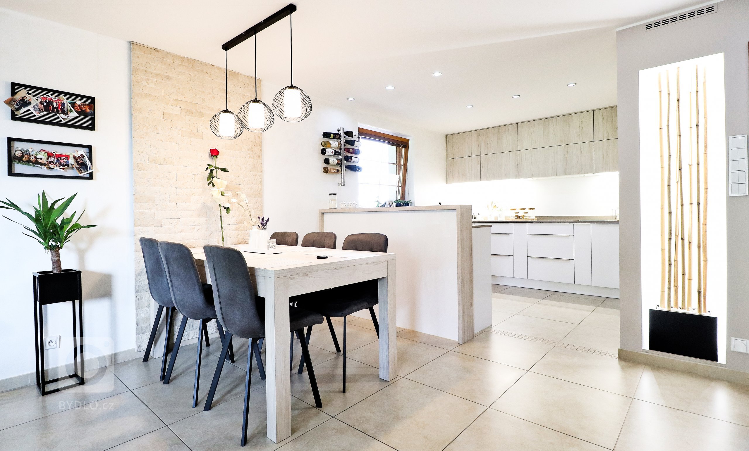 V&nbsp;rodinném domku v&nbsp;Havířově jsme se podíleli na kompletní rekonstrukci obývacího prostoru s&nbsp;kuchyňskou linkou.

Bílá akrylátová dvířka doplňuje…