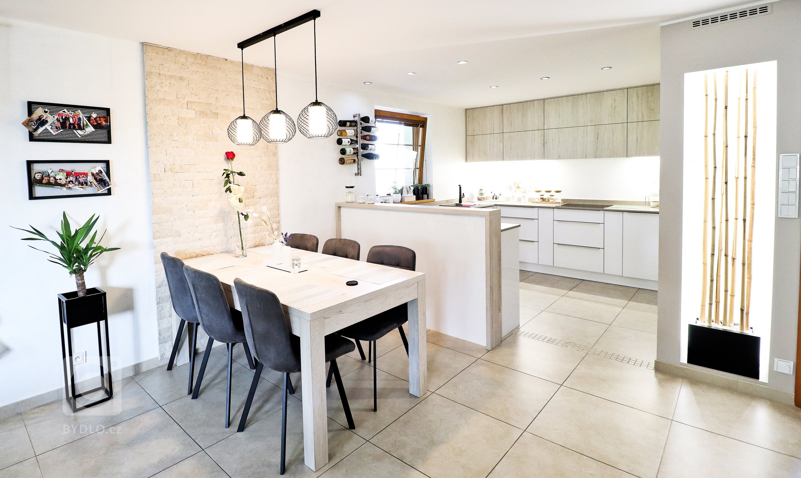 V&nbsp;rodinném domku v&nbsp;Havířově jsme se podíleli na kompletní rekonstrukci obývacího prostoru s&nbsp;kuchyňskou linkou.

Bílá akrylátová dvířka doplňuje…