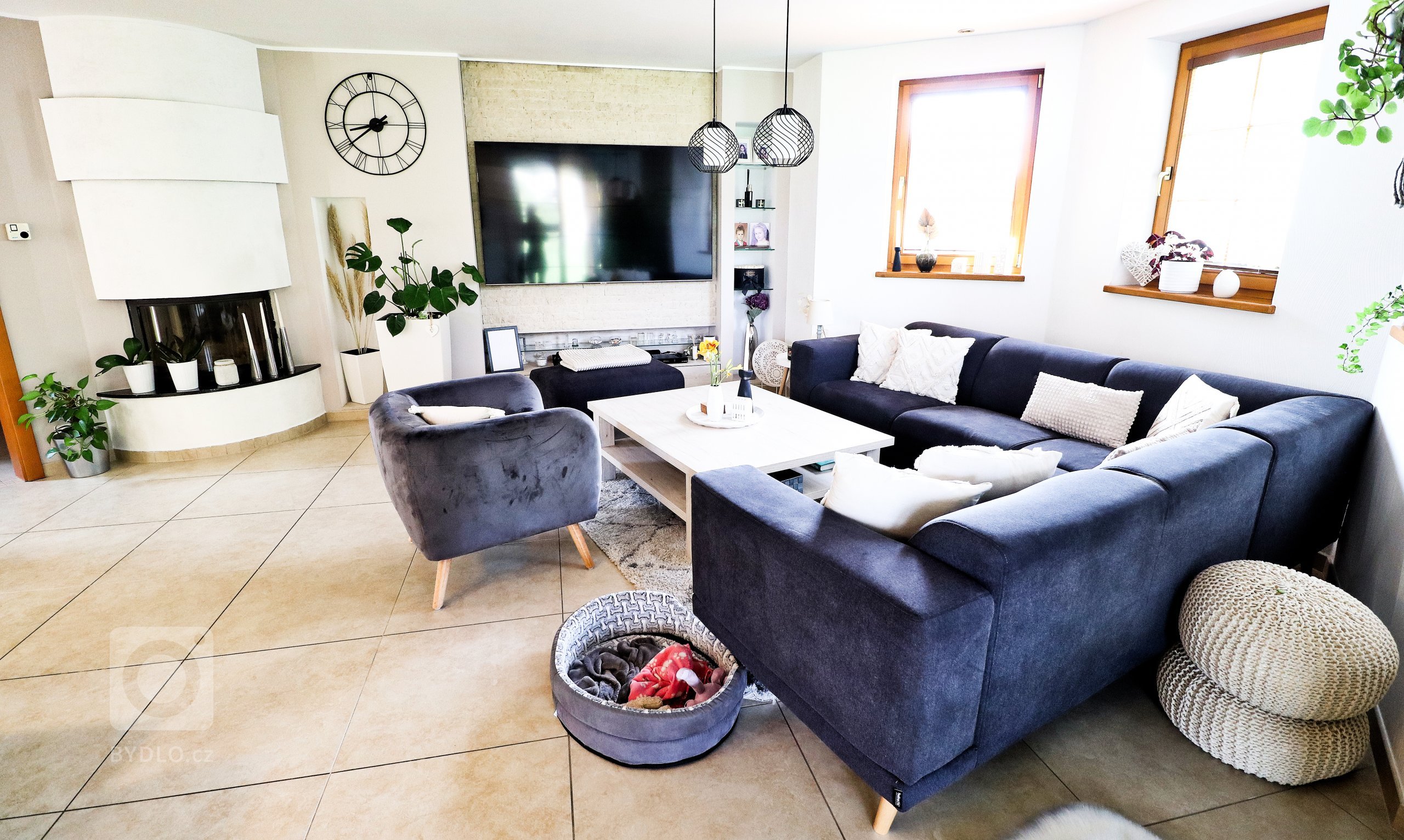 V&nbsp;rodinném domku v&nbsp;Havířově jsme se podíleli na kompletní rekonstrukci obývacího prostoru s&nbsp;kuchyňskou linkou.

Bílá akrylátová dvířka doplňuje…