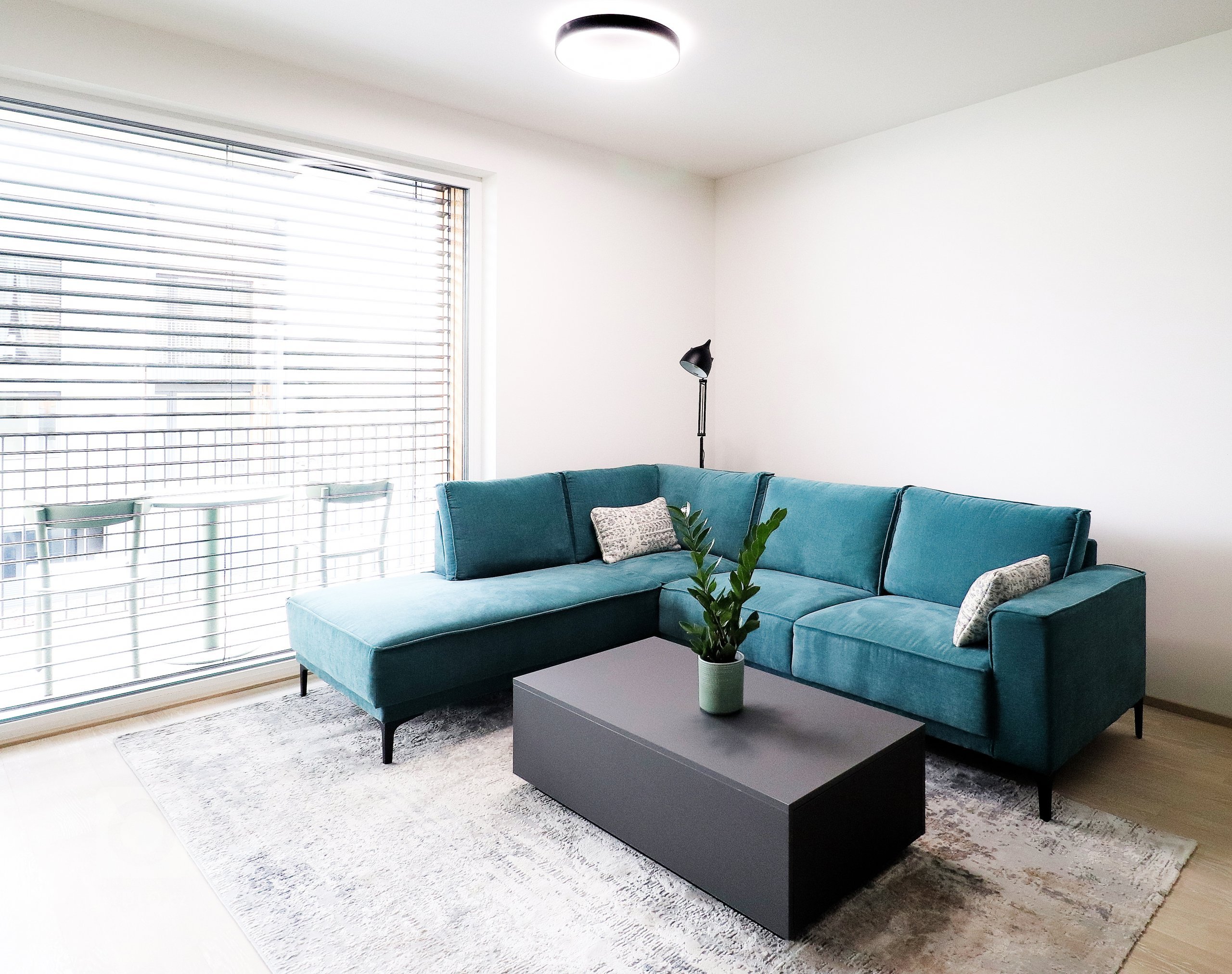 Bydlení Braník je nový pražský rezidenční areál, ve kterém jsme v&nbsp;jednom z&nbsp;bytů realizovali tento obývací pokoj s&nbsp;kuchyní.

Trendy řešením…