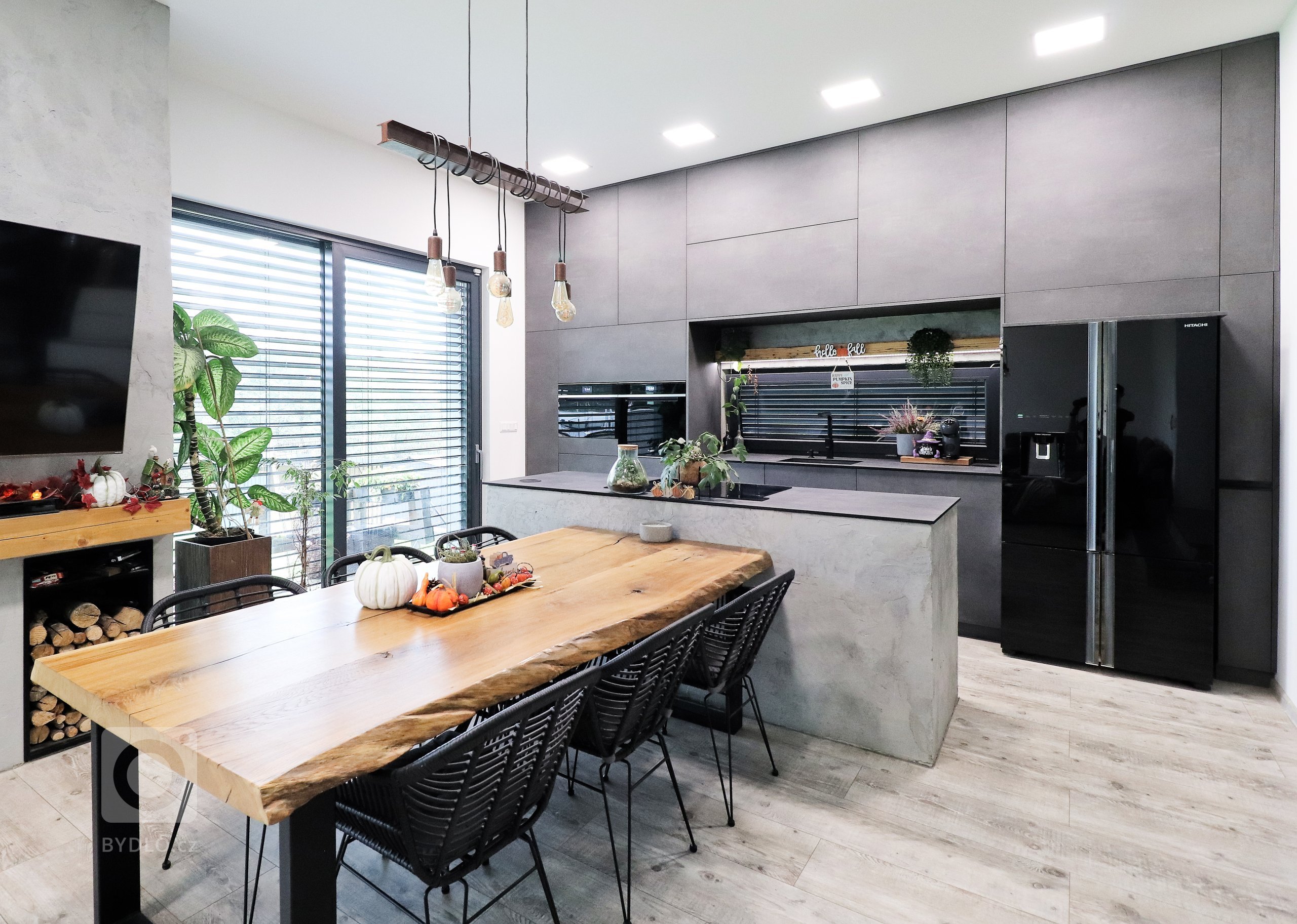 Šedá barva v&nbsp;různých odstínech je v&nbsp;kombinaci s&nbsp;masivním dřevem zárukou nadčasovosti a elegance.

Přesně tyto vlastnosti očekával od kuchyňské…