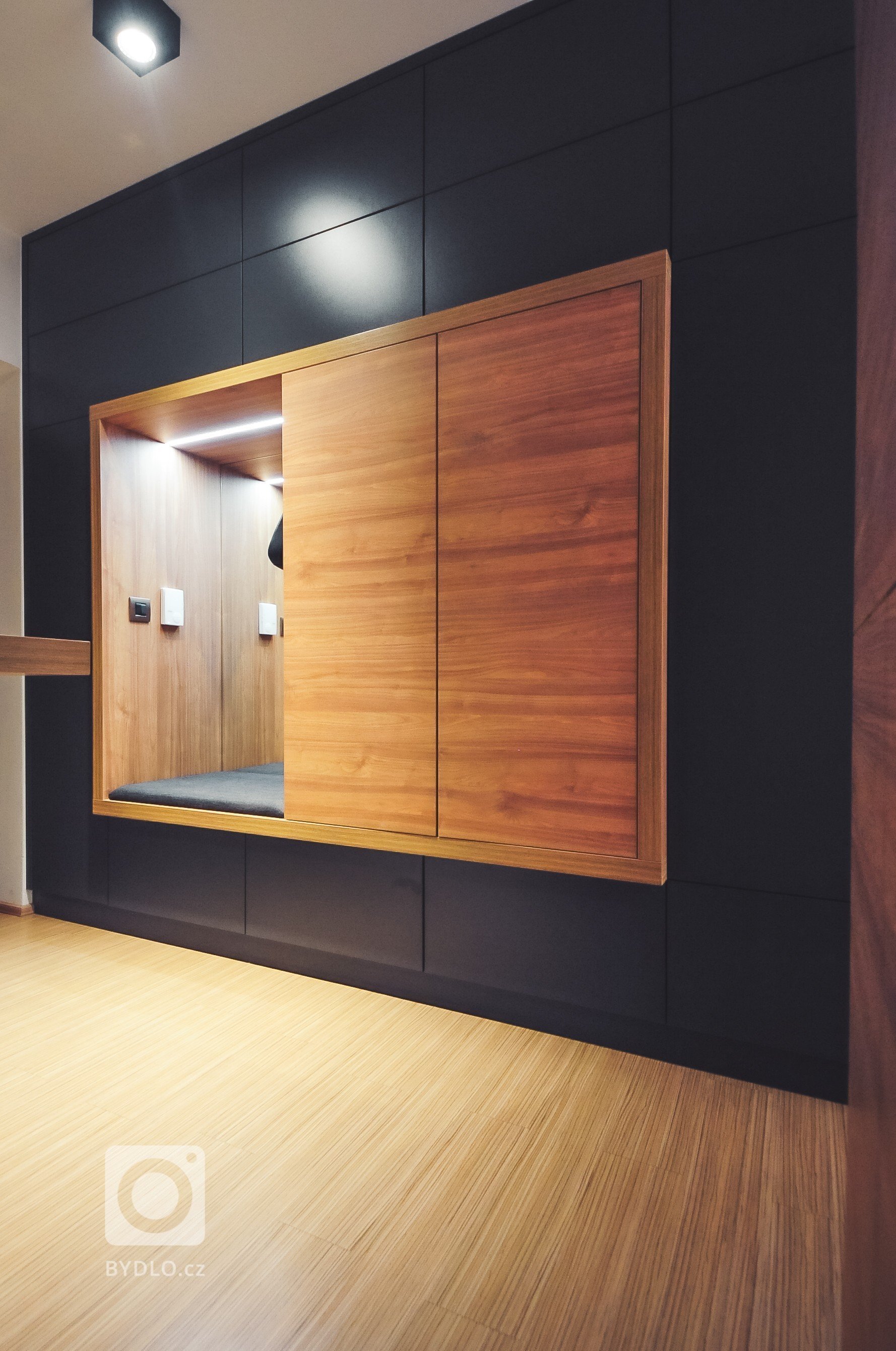 Jedná se o moderní byt s charakteristickými znaky jako je černý mat a přírodní dub. Celkový dojem dotváří doplňky, které zákazník zvolil velmi vhodně, mimo…