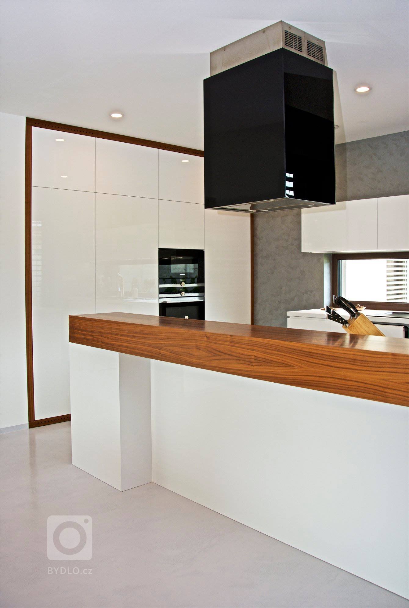 A máme tu další realizaci&nbsp;kuchyně! Jako povrch pro kuchyň jsme zvolili bílý lesk. Tento povrch se často používá právě kvůli jeho ideálního propojení…
