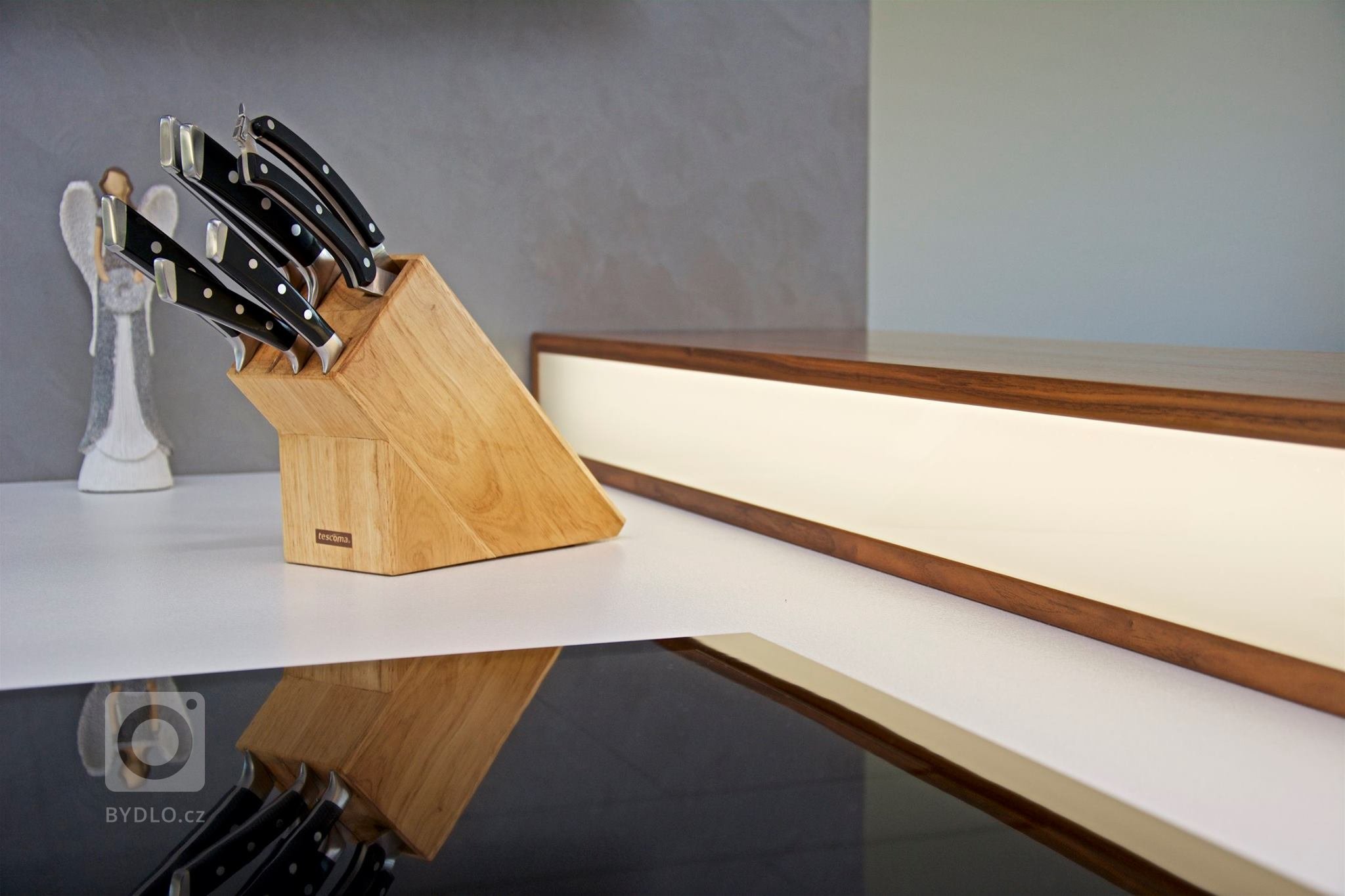 A máme tu další realizaci&nbsp;kuchyně! Jako povrch pro kuchyň jsme zvolili bílý lesk. Tento povrch se často používá právě kvůli jeho ideálního propojení…