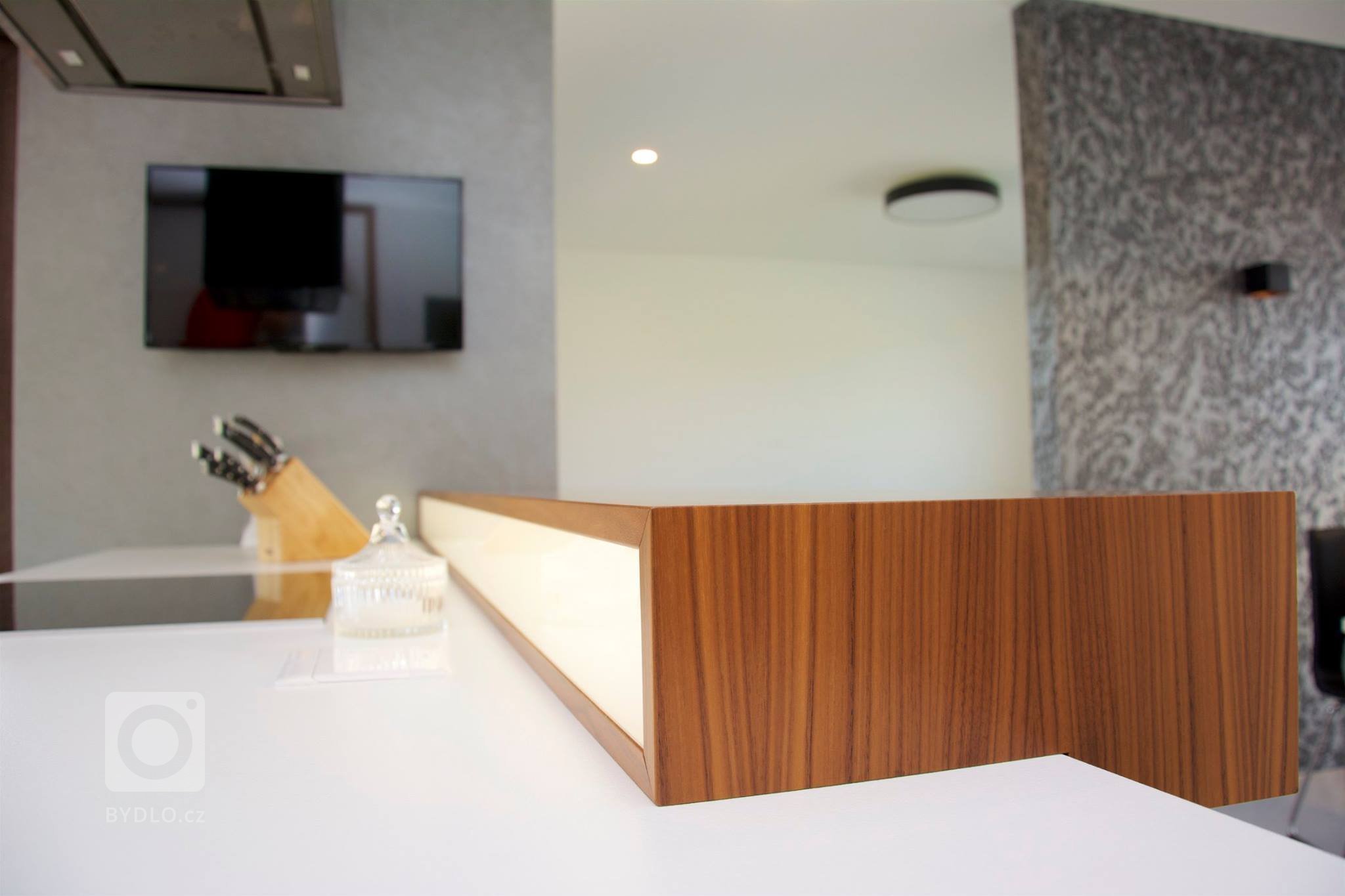 A máme tu další realizaci&nbsp;kuchyně! Jako povrch pro kuchyň jsme zvolili bílý lesk. Tento povrch se často používá právě kvůli jeho ideálního propojení…