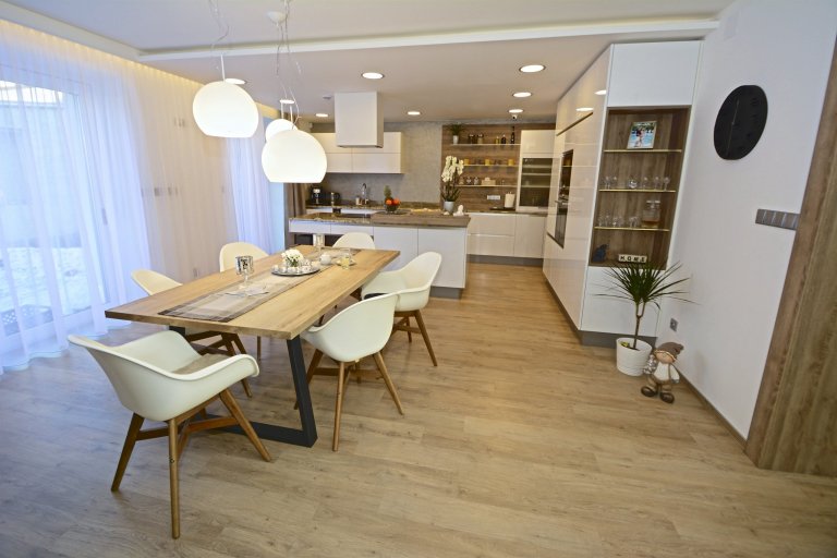 Mladý pár se pustil do složité rekonstrukce, ale pomocí nás a ateliéru ATAK jsme dům dovedli do dokonalosti. Co Vás může zaujmout je kuchyň, která je velmi…