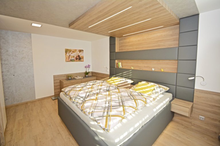 Mladý pár se pustil do složité rekonstrukce, ale pomocí nás a ateliéru ATAK jsme dům dovedli do dokonalosti. Co Vás může zaujmout je kuchyň, která je velmi…