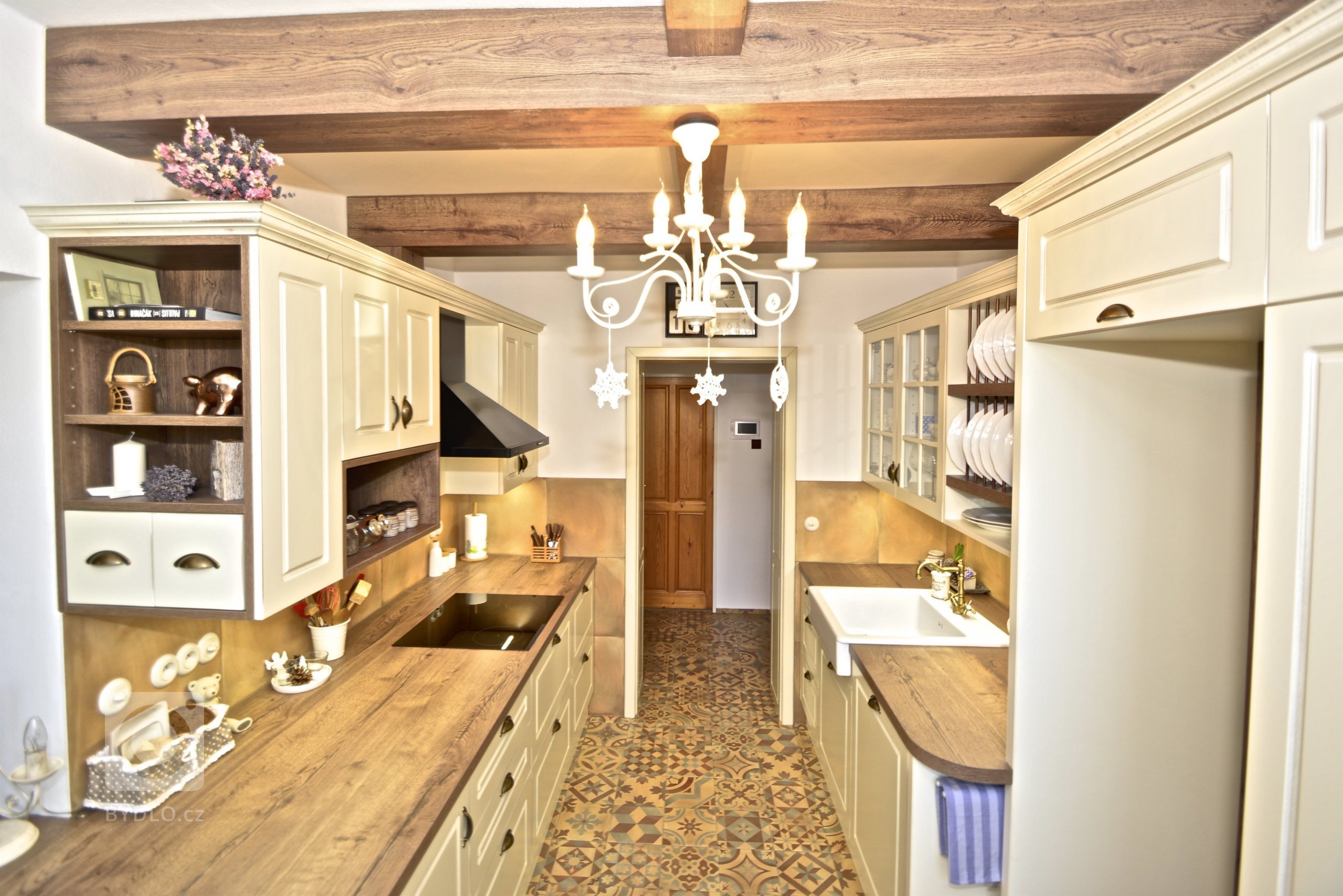 Mezi zákazníky, kteří se ženou za modernem a luxesem, se objeví i zájemci o klasiku a to nás těší.&nbsp;Kuchyň ve Vintage stylu jsme navrhli i zhotovili včetně…