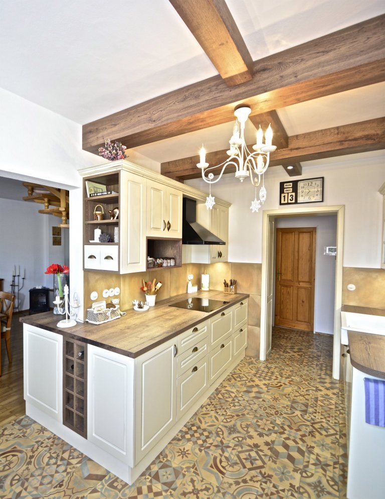 Mezi zákazníky, kteří se ženou za modernem a luxesem, se objeví i zájemci o klasiku a to nás těší.&nbsp;Kuchyň ve Vintage stylu jsme navrhli i zhotovili včetně…