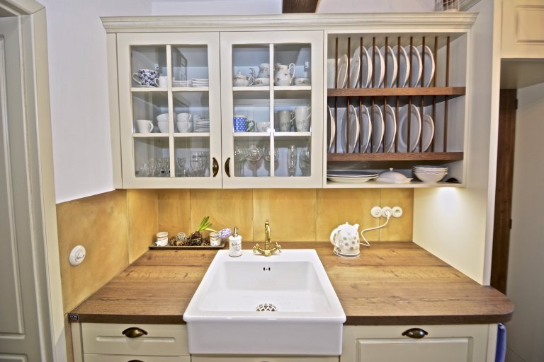 Mezi zákazníky, kteří se ženou za modernem a luxesem, se objeví i zájemci o klasiku a to nás těší.&nbsp;Kuchyň ve Vintage stylu jsme navrhli i zhotovili včetně…