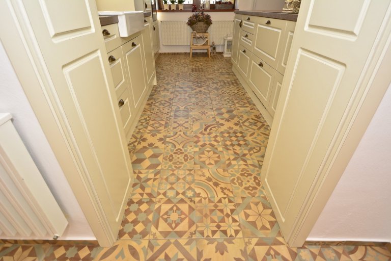 Mezi zákazníky, kteří se ženou za modernem a luxesem, se objeví i zájemci o klasiku a to nás těší.&nbsp;Kuchyň ve Vintage stylu jsme navrhli i zhotovili včetně…