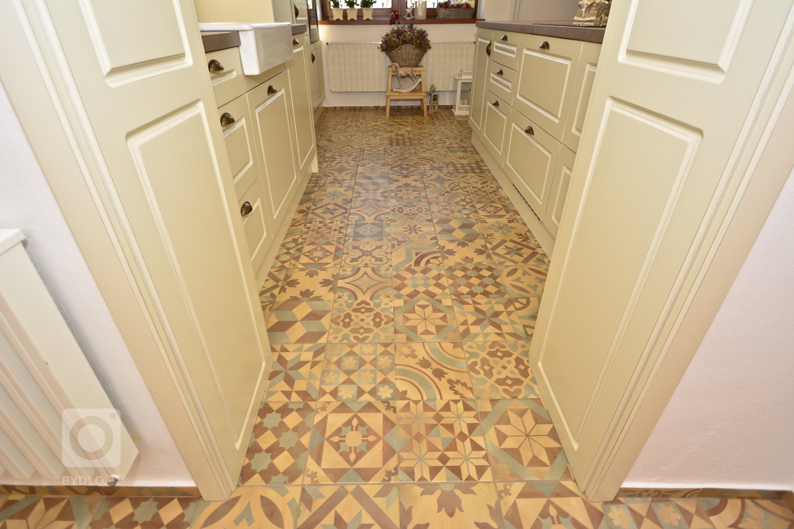 Mezi zákazníky, kteří se ženou za modernem a luxesem, se objeví i zájemci o klasiku a to nás těší.&nbsp;Kuchyň ve Vintage stylu jsme navrhli i zhotovili včetně…