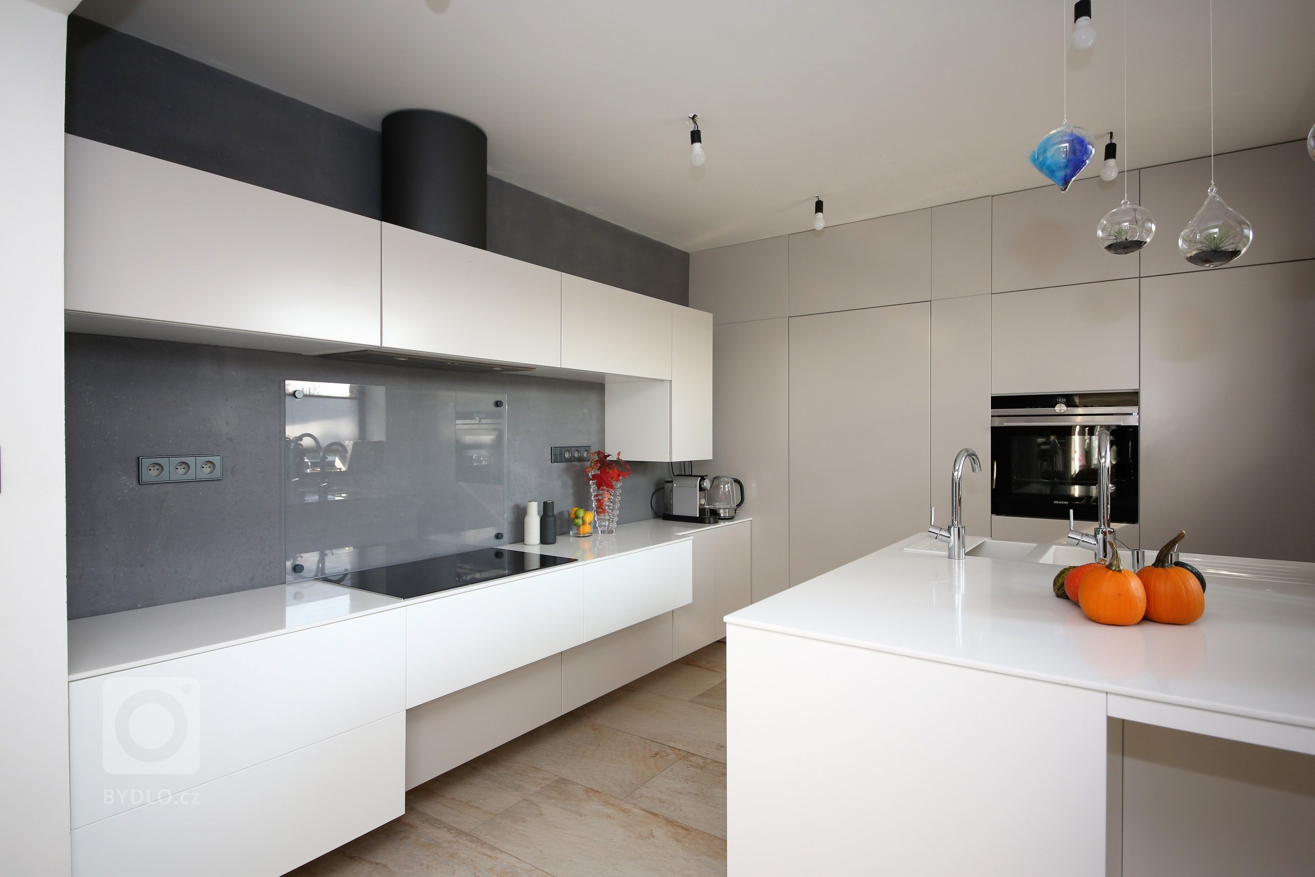 Zavěšenou kuchyňskou linku tvoří skříňky různé hloubky. Ostrůvek pak disponuje dvěma dřezy, z nichž jeden je určen na umývání ovoce a zeleniny.