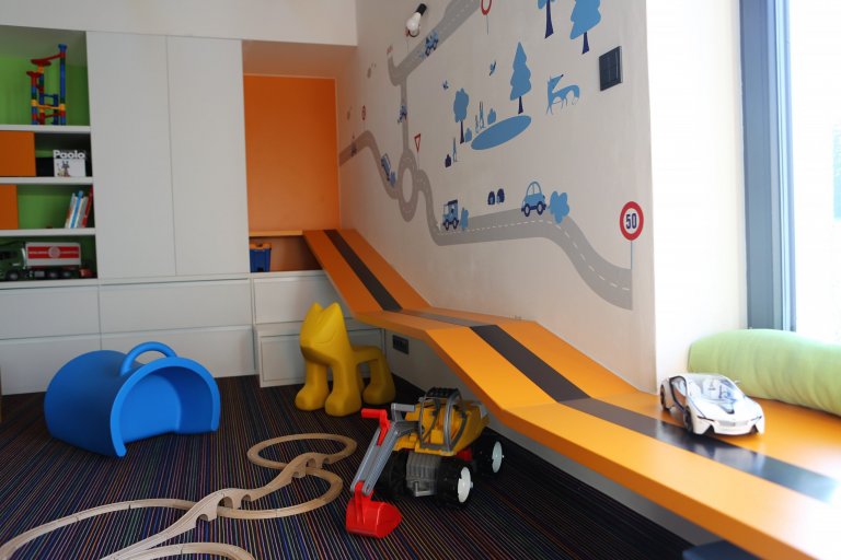 Prostorný rodinný dům se rodil postupně několik let, protože prioritou bylo vše dotáhnout do nejmenšího detailu a splnit si v něm veškeré představy o dokonalém…